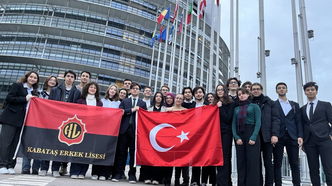 Kabataş Erkek Lisesi, Türkiye'de bir ilki gerçekleştirerek Advanced Placement (AP) programını uygulayan ilk devlet lisesi olmuştur.